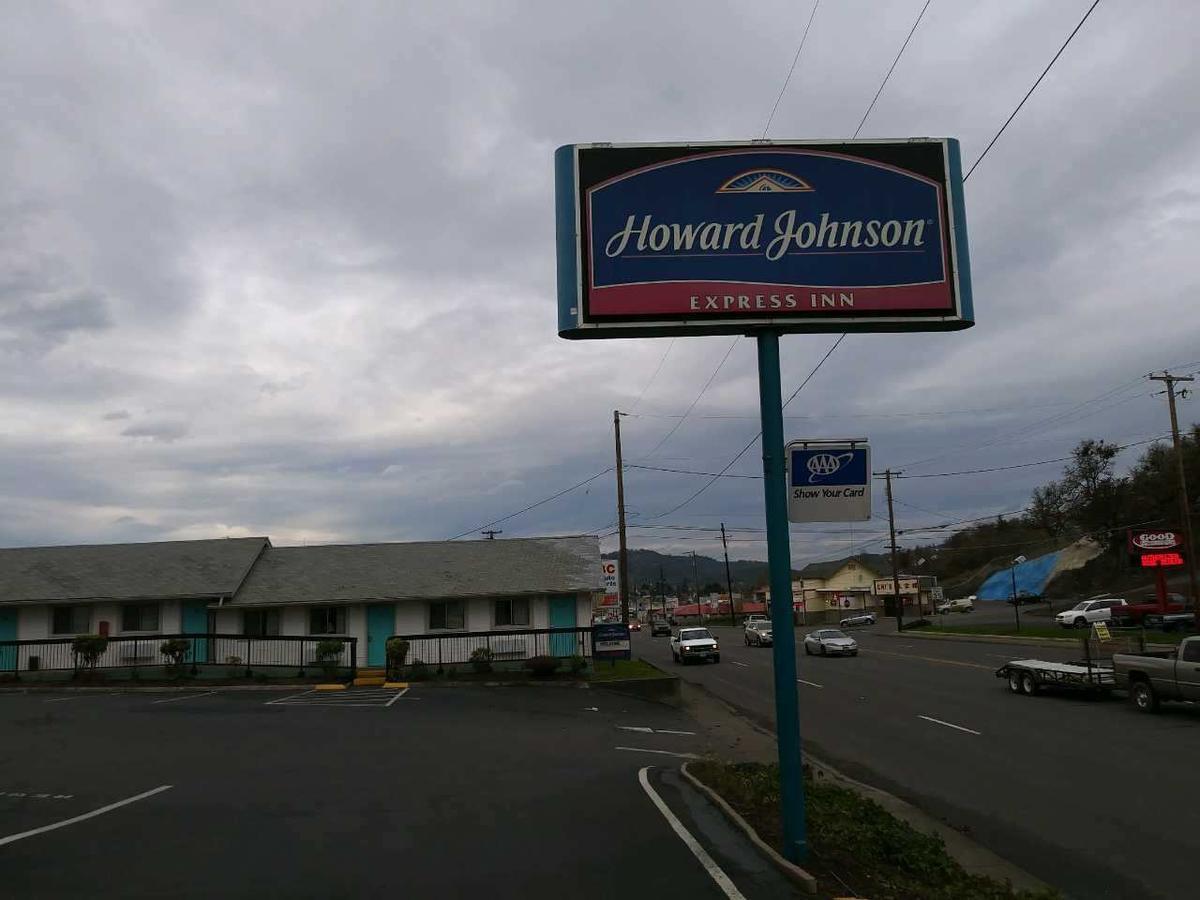 ホテル ハワード ジョンソン バイ ウィンダム ローズバーグ エクステリア 写真